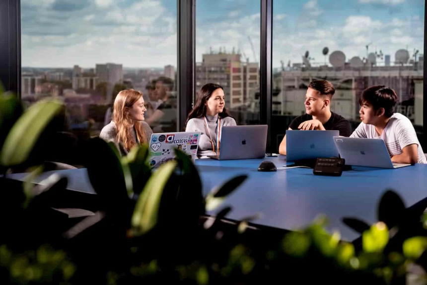 7 Subtle Habits of People Who Avoid Being Targeted at Work