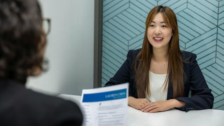 Why Employers Decide Within the First 5 Minutes of an Interview